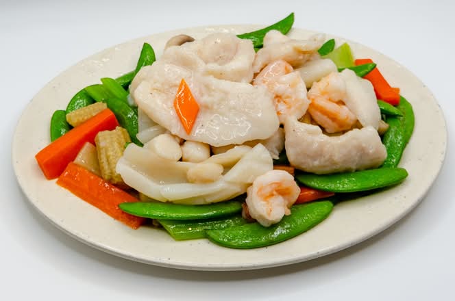Sauteed Seafood with Sugar Snap Pea and Bamboo Slices 油泡海鮮
